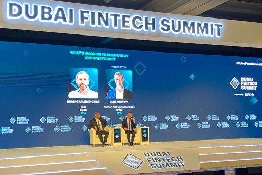 Брэд Гарлингхаус во время беседы на Dubai Fintech Summit.